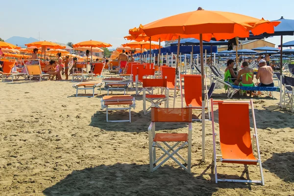 Personnes se reposant sur la plage à Viareggio, Italie — Photo