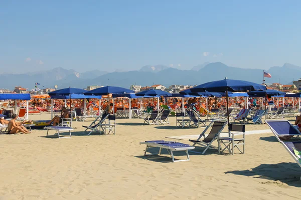 Personas descansando en la playa de Viareggio, Italia — Foto de Stock