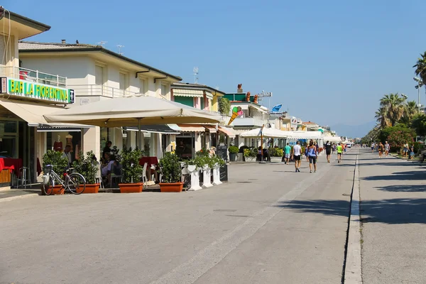 Bares e restaurantes na linha de praia em Viareggio, Itália — Fotografia de Stock