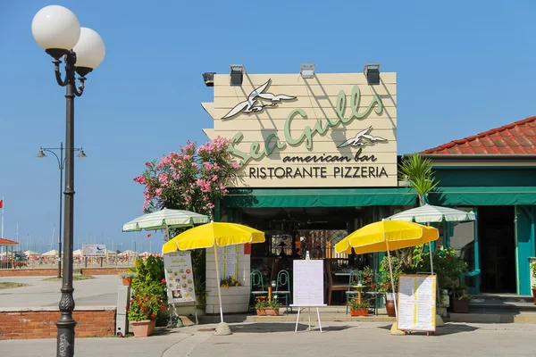 Restaurant-pizzeria on the beach line in Viareggio, Italy — Stock Photo, Image