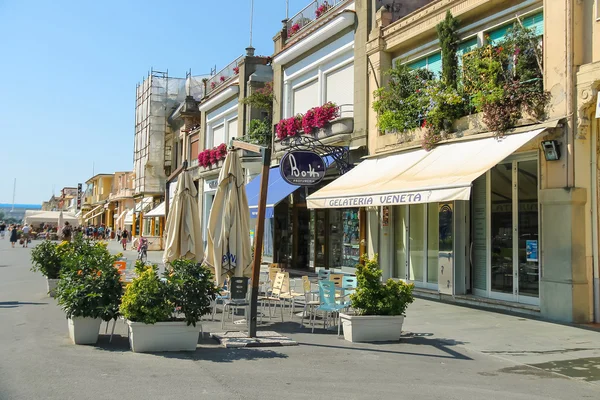 Barer och restauranger på stranden raden i Viareggio, Italy — Stockfoto