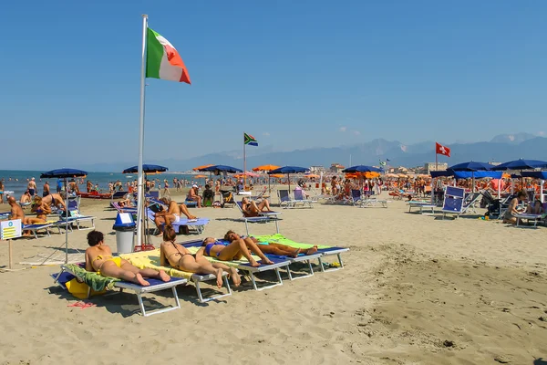 ヴィアレッジョ、イタリアのビーチで休んでいる人々 — ストック写真