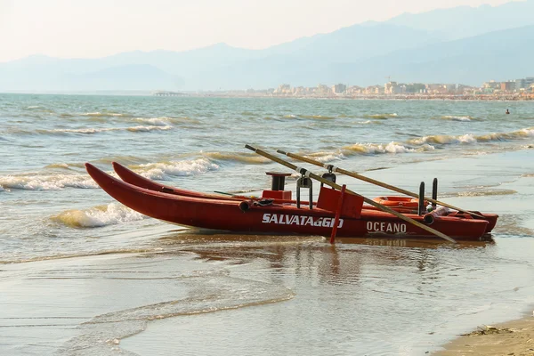 Catamarã na praia em Viareggio, Itália — Fotografia de Stock