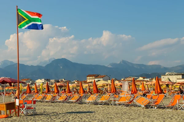 Personnes se reposant sur la plage à Viareggio, Italie — Photo