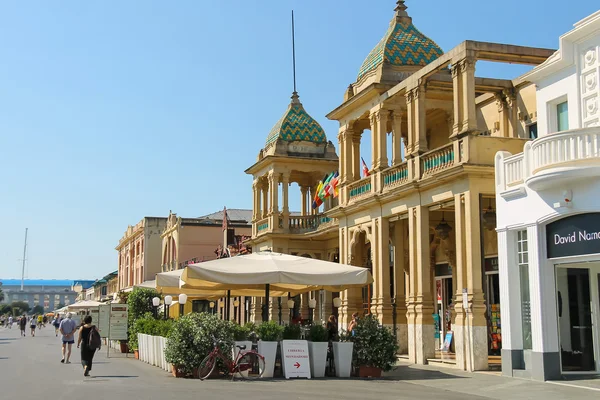 Toeristen lopen op de straat in Viareggio, Italië — Stockfoto