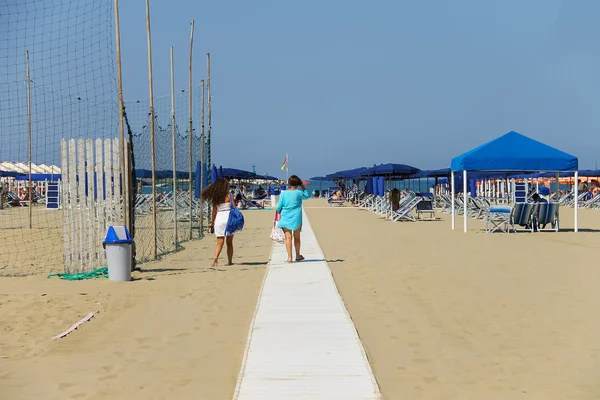 Dvě mladé ženy chodit na pláž. Viareggio, Itálie — Stock fotografie