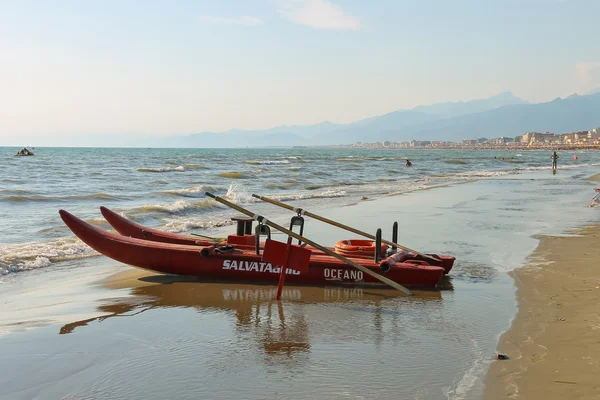 Catamarã na praia em Viareggio, Itália — Fotografia de Stock