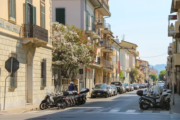 Zaparkowane samochody i motocykle na ulicy w mieście Viareggio, Włochy — Zdjęcie stockowe