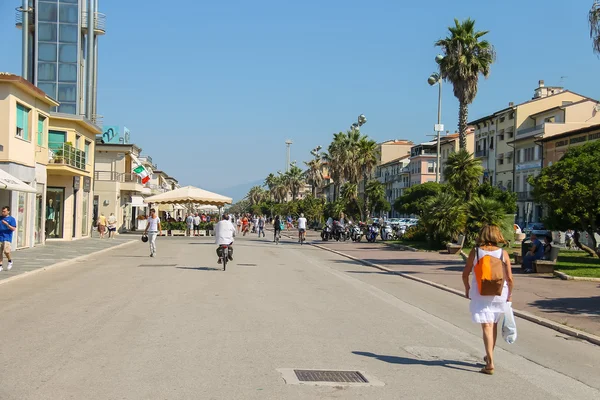 Turistas andando na rua em Viareggio, Itália — Fotografia de Stock