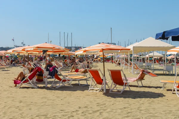 Personnes se reposant sur la plage à Viareggio, Italie — Photo