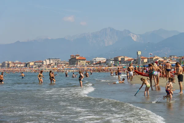 People resting on the beach in Viareggio, Italy — Stock Photo, Image