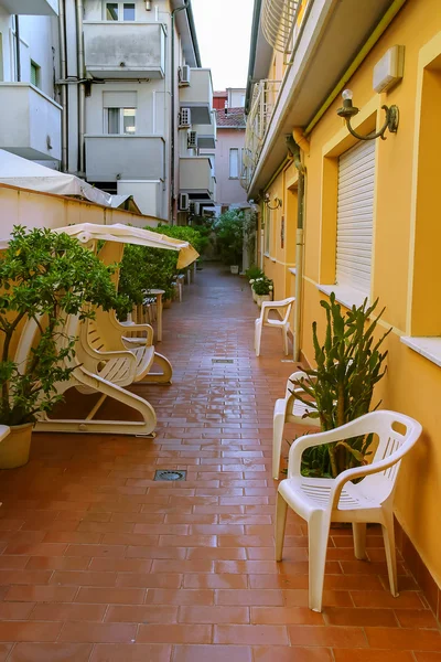 Rekreační oblast poblíž vchodu do bytů v italském městě — Stock fotografie
