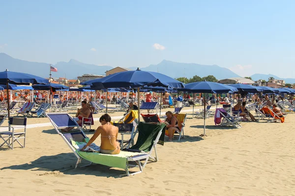 Personas descansando en la playa de Viareggio, Italia — Foto de Stock