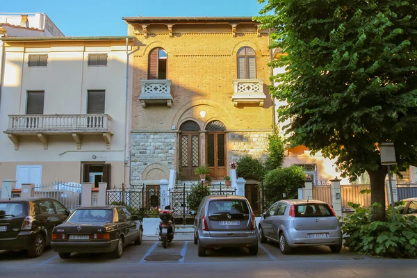 Σταθμευμένα αυτοκίνητα και μοτοσικλέτα στην οδό σε Βιαρέτζιο, Ιταλία — Φωτογραφία Αρχείου
