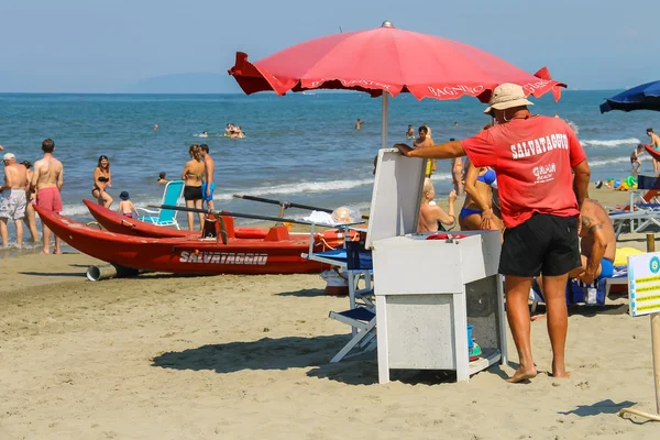 Salva-vidas da praia cercado por pessoas em repouso em Viareggio, Itália — Fotografia de Stock