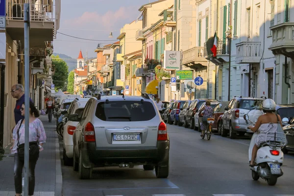 Turystów na ulicy w centrum miasta. Viareggio, Włochy — Zdjęcie stockowe