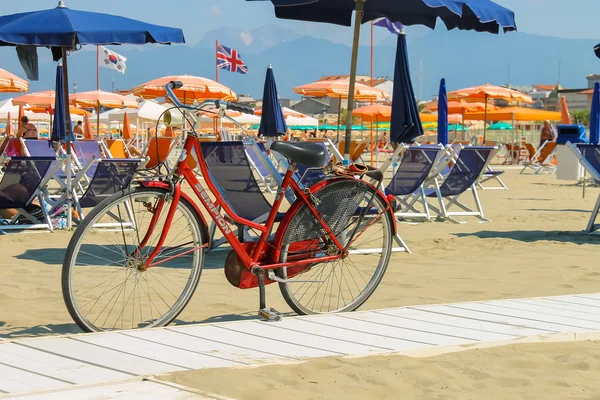 Zaparkowane rowery na plaży w mieście Viareggio, Włochy — Zdjęcie stockowe