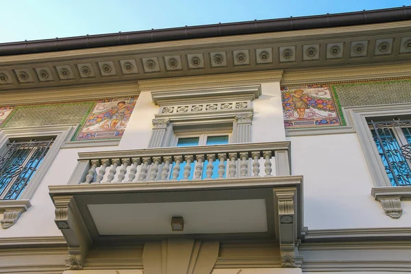 Fachada com afresco de casa de design de estilo antigo em Viareggio, Itália — Fotografia de Stock