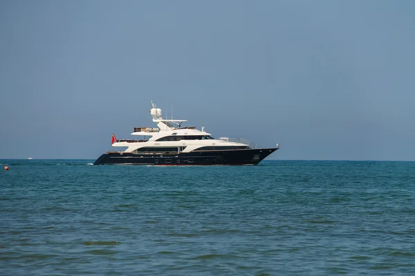 Jacht w Morze Liguryjskie w pobliżu Viareggio, Włochy — Zdjęcie stockowe
