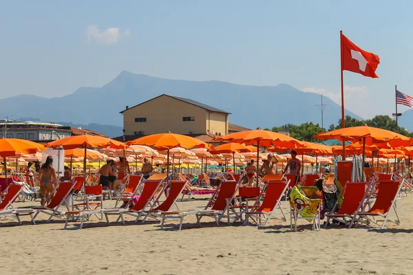 Personas descansando en la playa de Viareggio, Italia — Foto de Stock