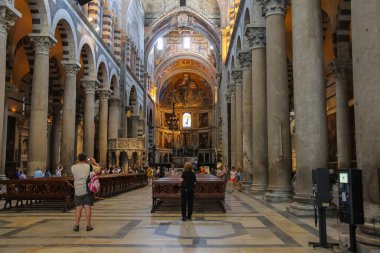 Turistler doğum Via Pisa Katedrali (Duomo di Pisa) içinde 