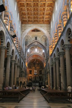 Turistler doğum Via Pisa Katedrali (Duomo di Pisa) içinde 