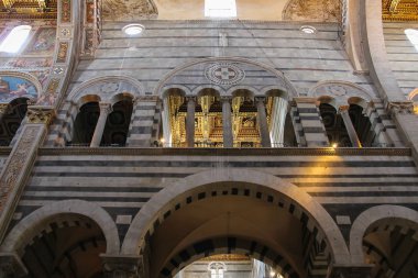 Güzel iç Piaz üzerinde Pisa Katedrali (Duomo di Pisa)