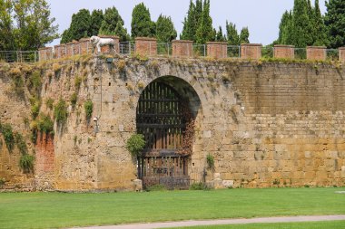 Antik duvar ve kapı aslan heykeli ile güçlendirilmiş. Pisa, İtalya