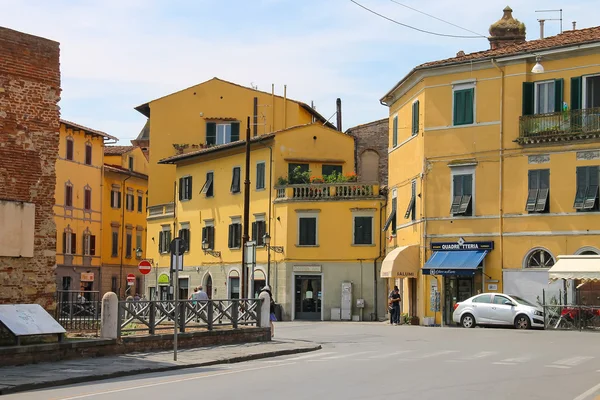 La gente en la pintoresca calle en el centro histórico de Pisa, Ita — Foto de Stock