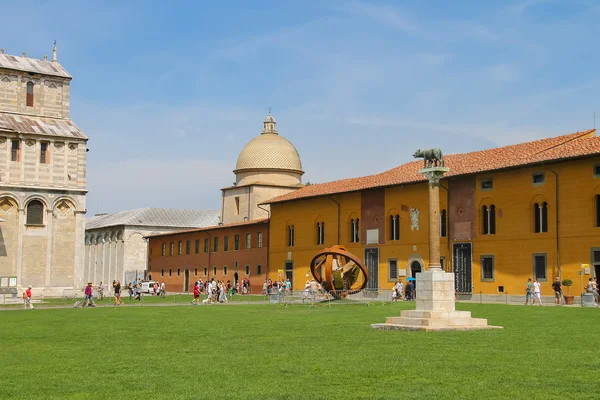 Turisté na Piazza dei Miracoli v Pise, Itálie — Stock fotografie