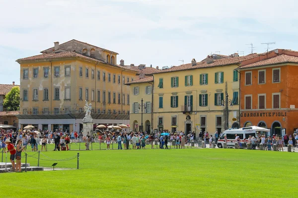 Turisté na Piazza del Duomo v Pisa, Itálie — Stock fotografie