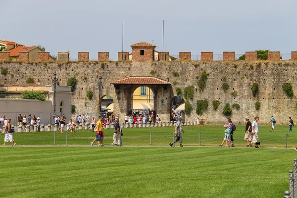 Tourists on Piazza del Duomo in Pisa, Italy. View to antique for — Stock Photo, Image