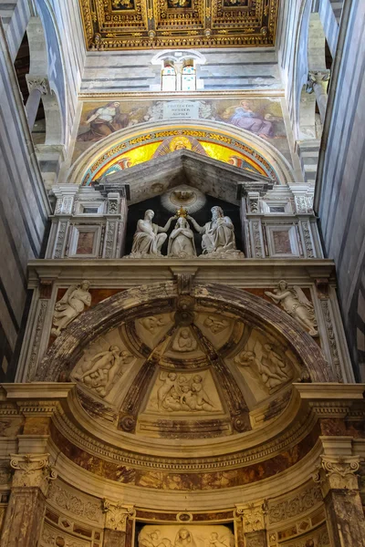 Mooi interieur van de Pisa-kathedraal (Duomo di Pisa) op de Piazza del Duomo, Italië — Stockfoto