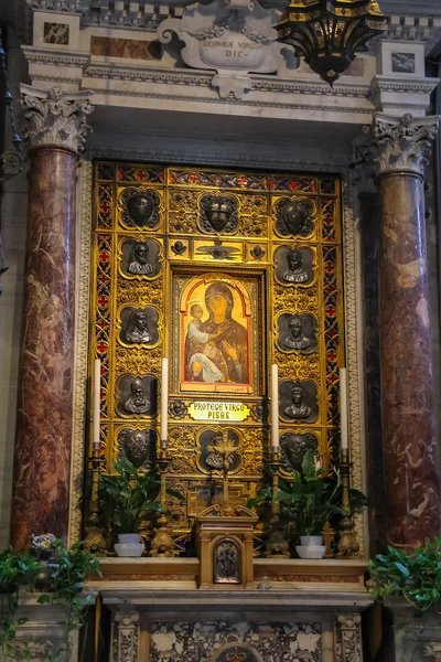 Интерьер Пизанского собора (Дуомо ди Пиза) на Пьяце — стоковое фото