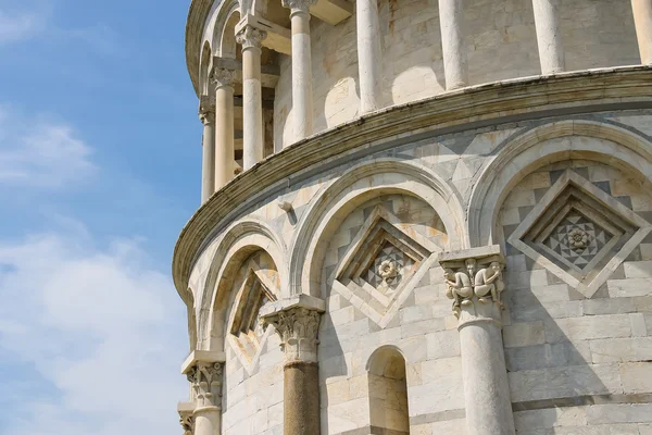 Parte da torre sineira da Catedral (Torre inclinada de Pisa). Ita. — Fotografia de Stock