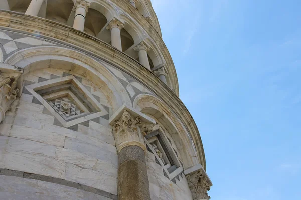 Partie du clocher de la cathédrale (Tour penchée de Pise). Ita — Photo