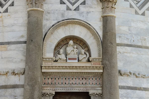 Parte da torre sineira da Catedral (Torre inclinada de Pisa). Ita. — Fotografia de Stock