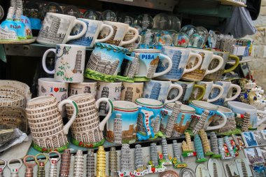 Pisa, İtalya sokak dükkanda Hediyelik eşya satışı