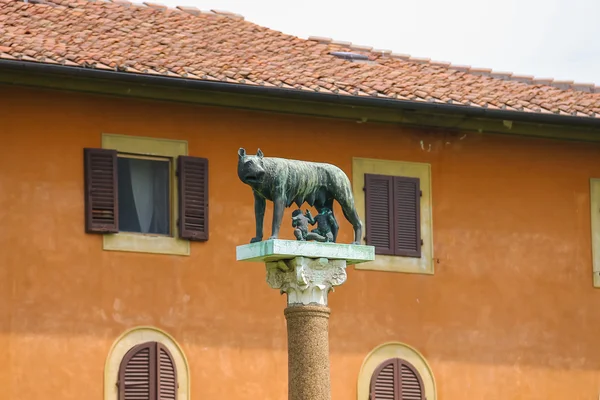 罗穆卢斯和雷穆斯卡比托利欧狼在意大利比萨的雕像 — 图库照片