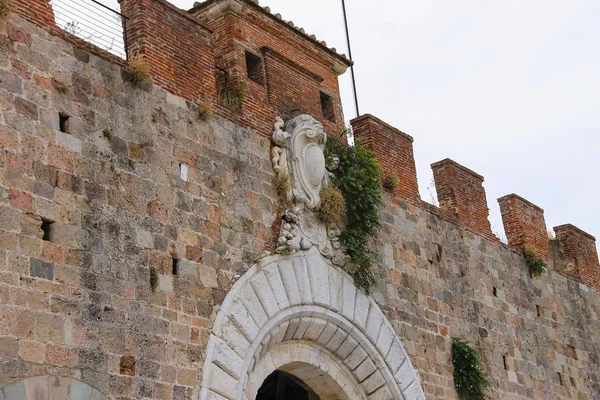Starožitné opevněných zdí a branou v Pisa, Itálie — Stock fotografie