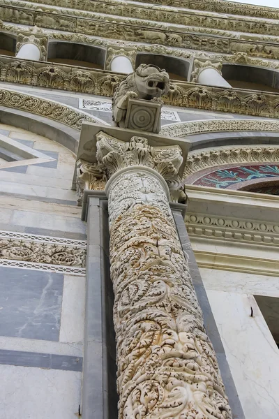 Part of Pisa Cathedral (Duomo di Pisa) on Piazza del Duomo, Ital — Stock Photo, Image