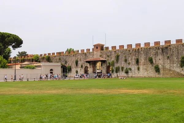 Tourists on Piazza del Duomo in Pisa, Italy. View to antique for — Stock Photo, Image