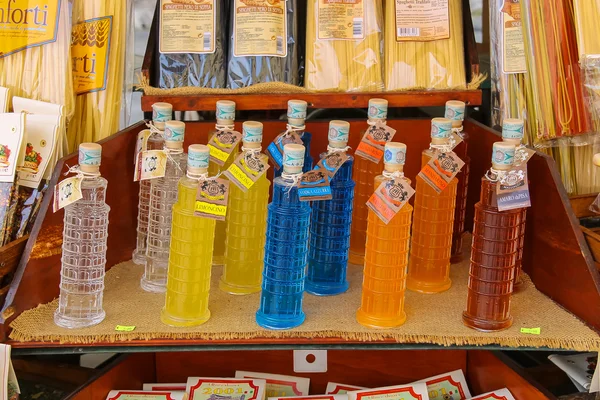 Verkauf nationaler italienischer alkoholischer Getränke auf der Straße Souvenir — Stockfoto