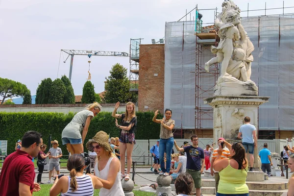 Touristen in der Nähe des Brunnens mit Engeln auf dem Domplatz in Rom — Stockfoto