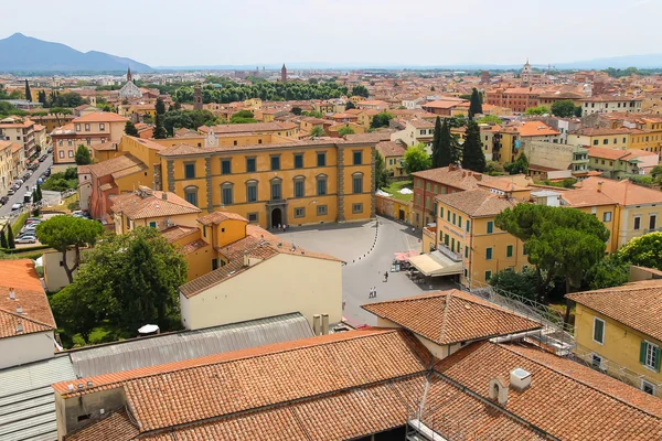 Beskåda av den gammala staden från det lutande tornet. Pisa, Italien — Stockfoto