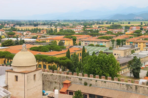 Uitzicht over de oude stad vanaf de toren van Pisa. Pisa, Italië — Stockfoto