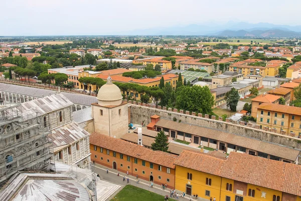 Vista da Torre inclinada para a Catedral em Pisa, Itália — Fotografia de Stock