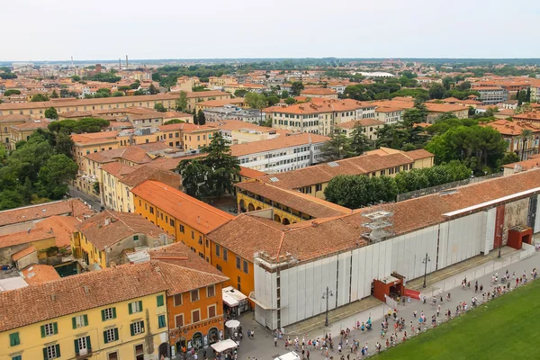 Beskåda av den gammala staden från det lutande tornet i Pisa, Italien — Stockfoto