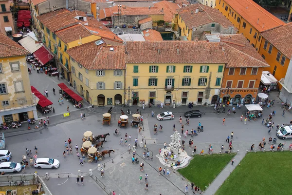 Uitzicht op de Piazza del Duomo van de scheve toren in Pisa, Italië — Stockfoto