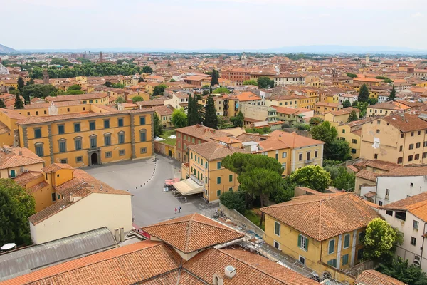 Beskåda av den gammala staden från det lutande tornet i Pisa, Italien — Stockfoto